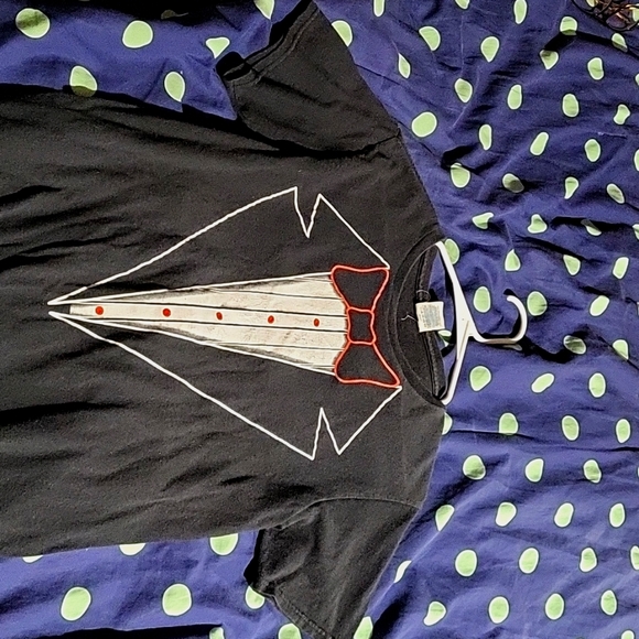 T-Shirt - Picture 2 of 4